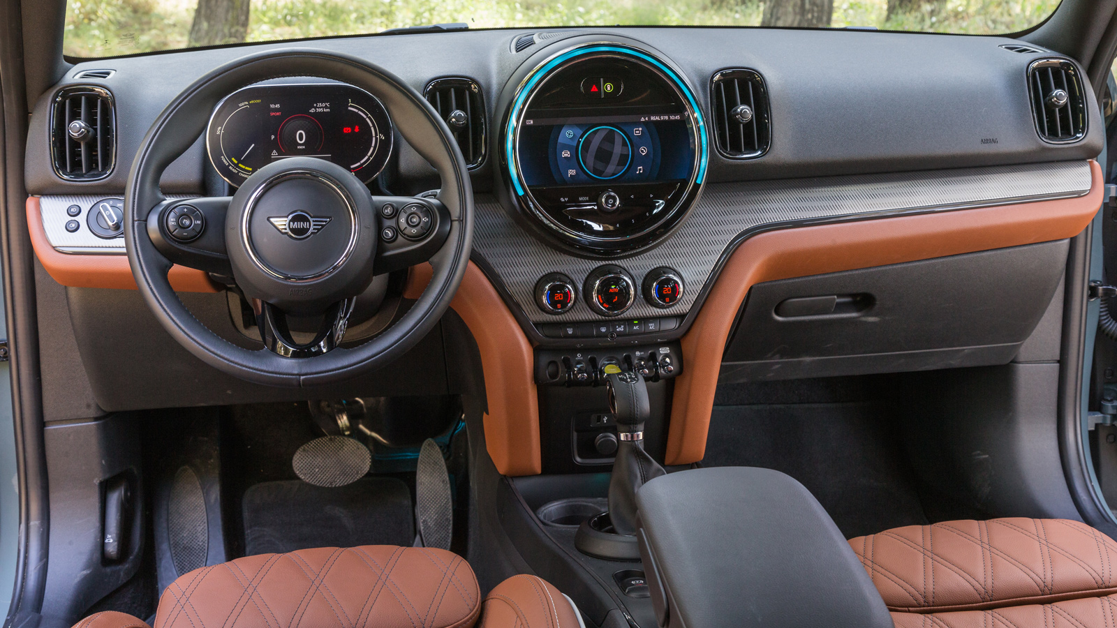 : Στην κεντρική κονσόλα συναντάμε την οθόνη αφής μέσα στο χαρακτηριστικό κυκλικό περίβλημα. Το μέγεθός της αγγίζει τις 8,8 ίντσες και μέσω αυτής ο οδη